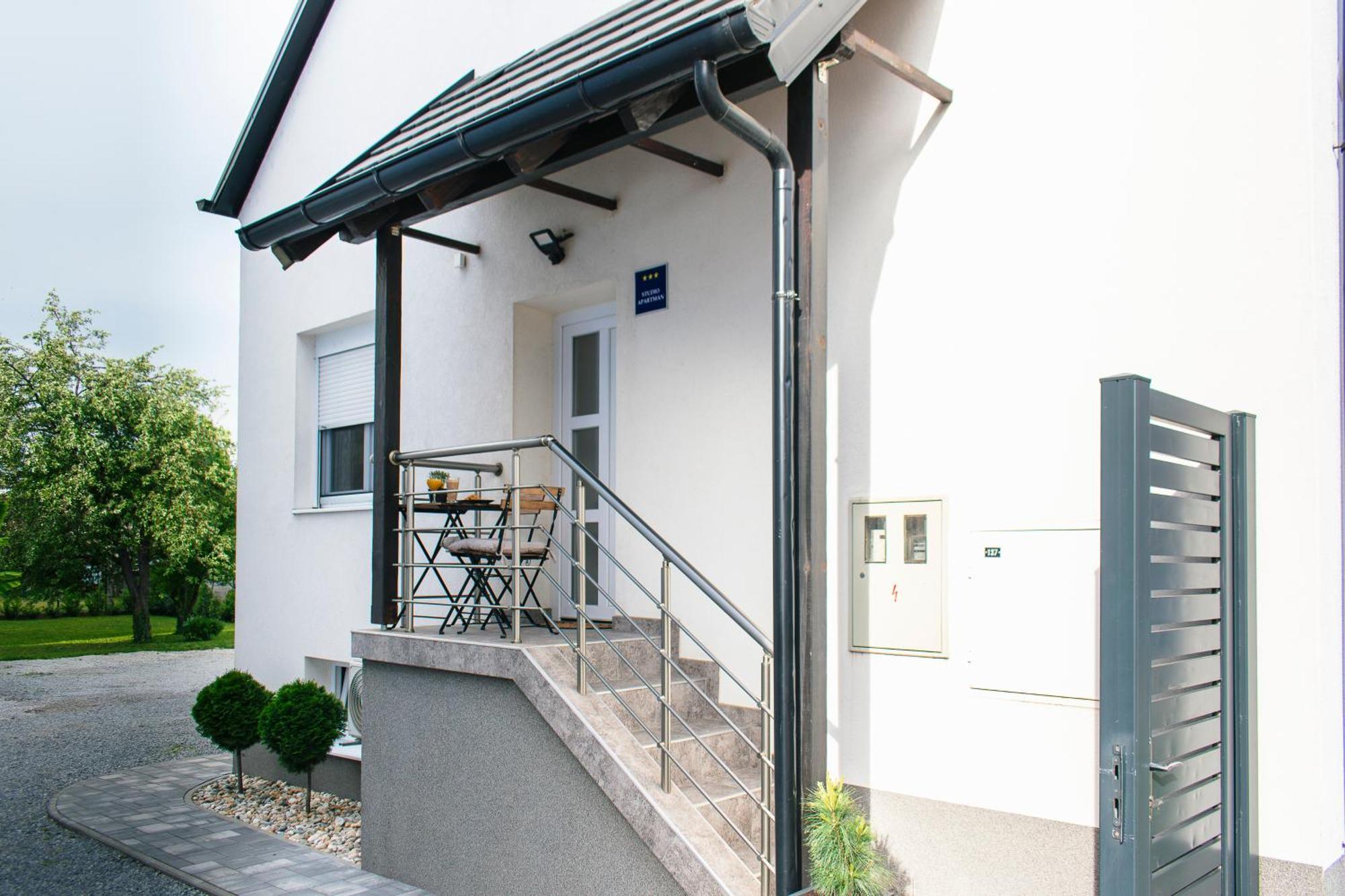 Goodlife Studio Apartment Pozega Ngoại thất bức ảnh